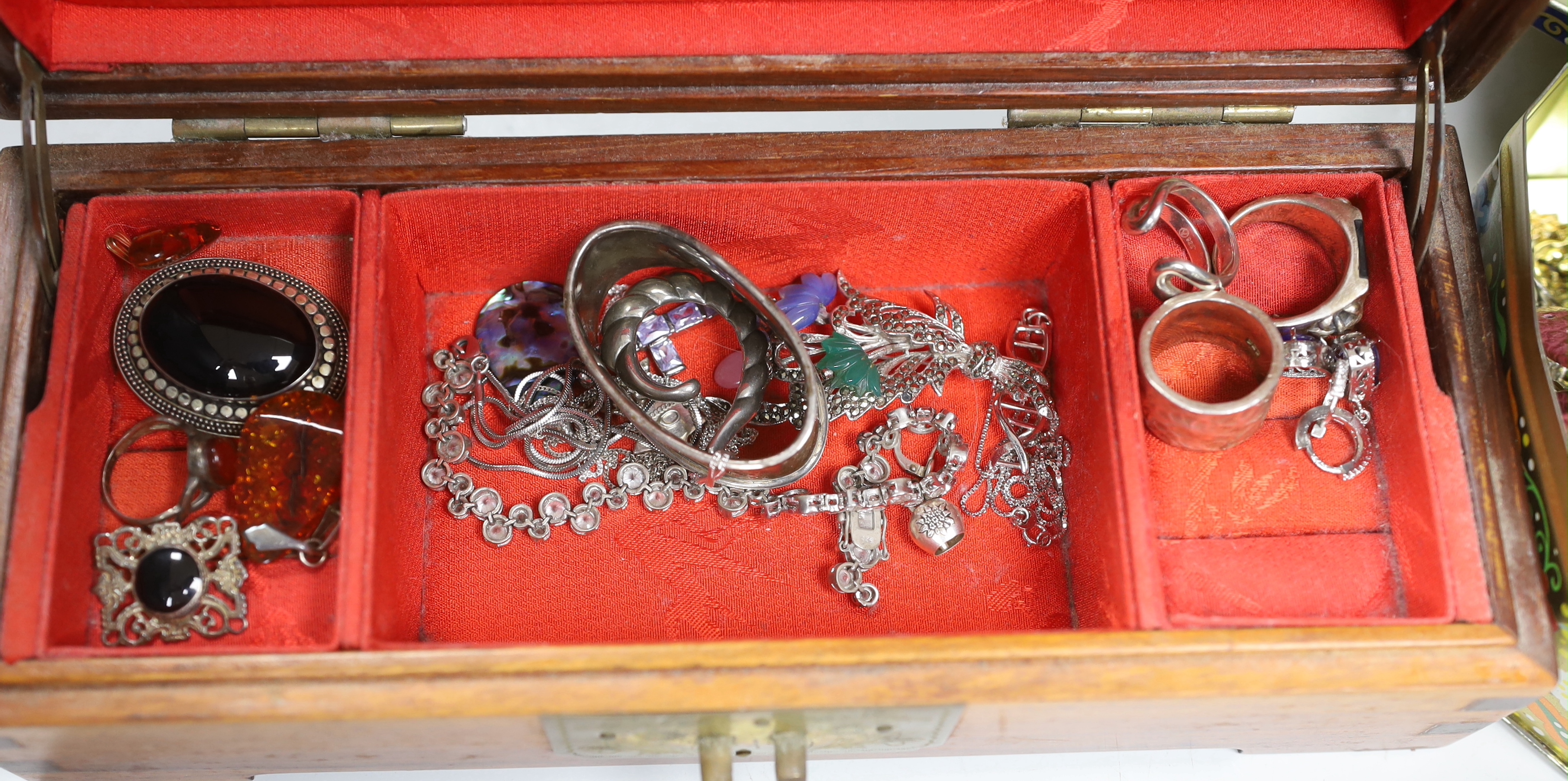 A group of assorted jewellery including costume and 925 rings and a bracelet.